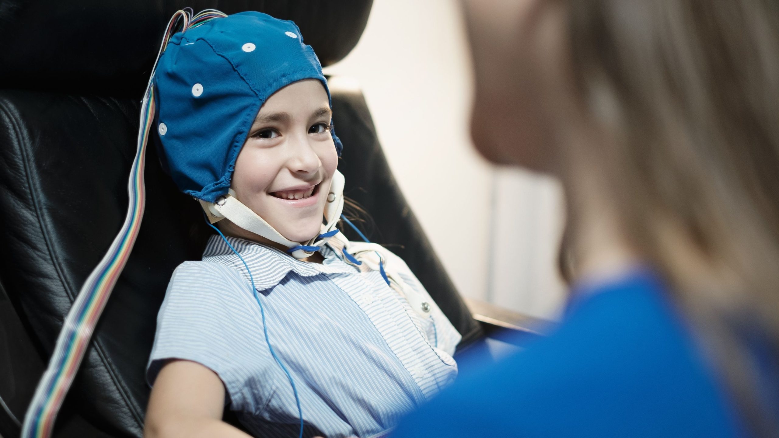 کودک در حال ثبت فعالیت مغزی با کلاه EEG