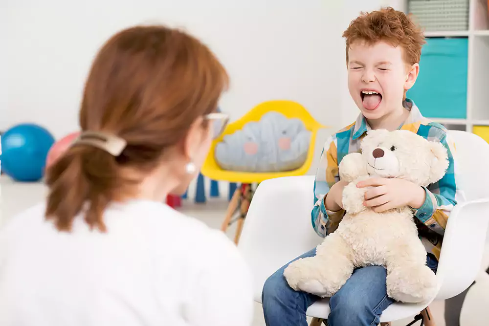 جلسه رفتار درمانی با حضور روانشناس و کودک ADHD