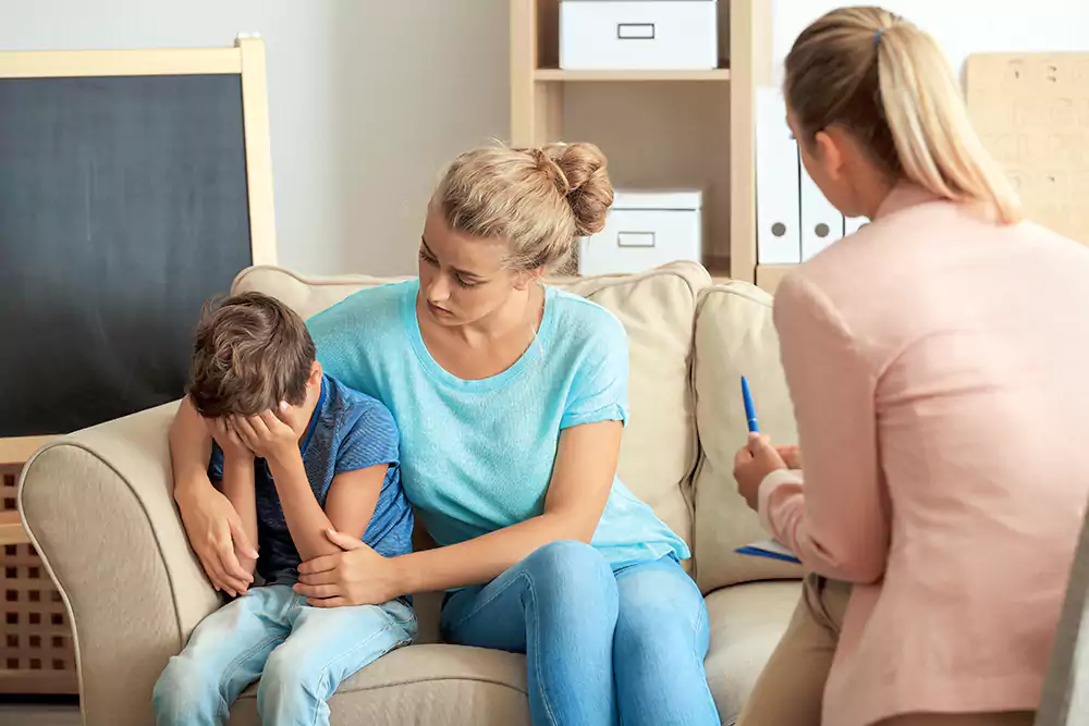 کودک در حال تمرین تمرکز در رفتار درمانی ADHD