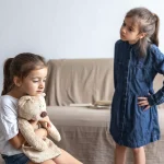 کودک لجباز در حال مخالفت با سایر افراد- اختلال لجبازی مقابله‌ای ODD در کودکان