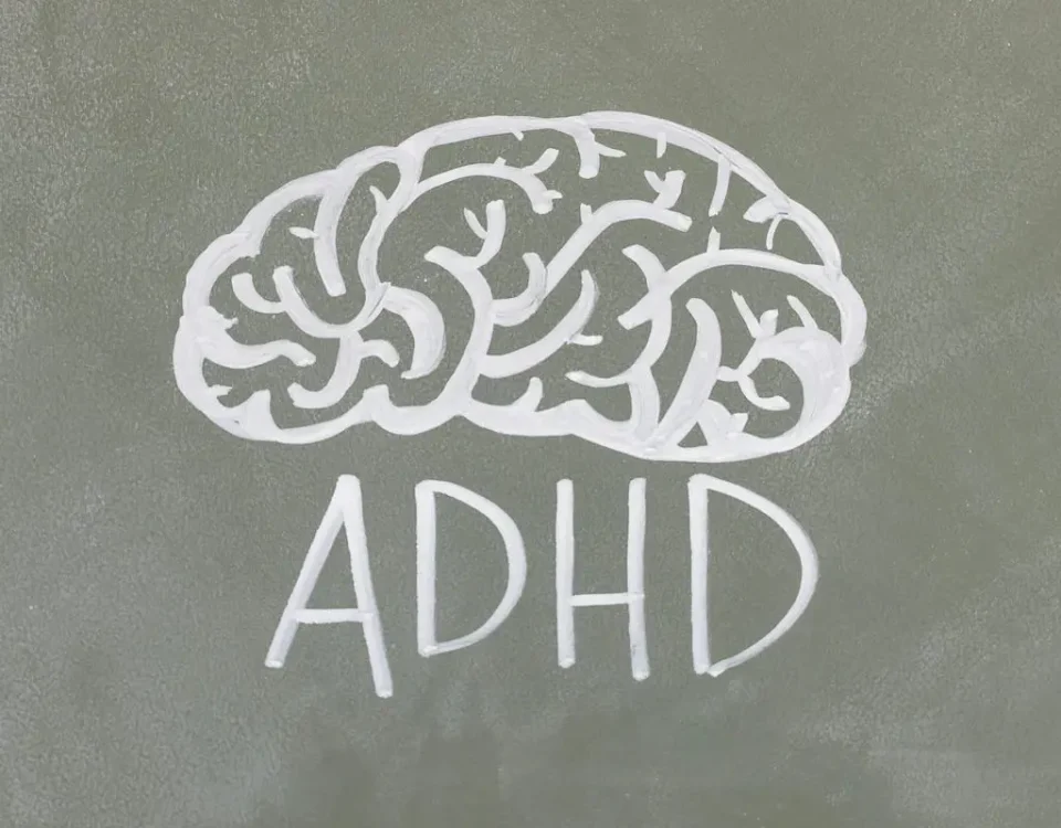 تصویر مفهومی ADHD و بیش‌فعالی در کودکان و بزرگسالان، نشان‌دهنده تمرکز و انرژی ذهنی