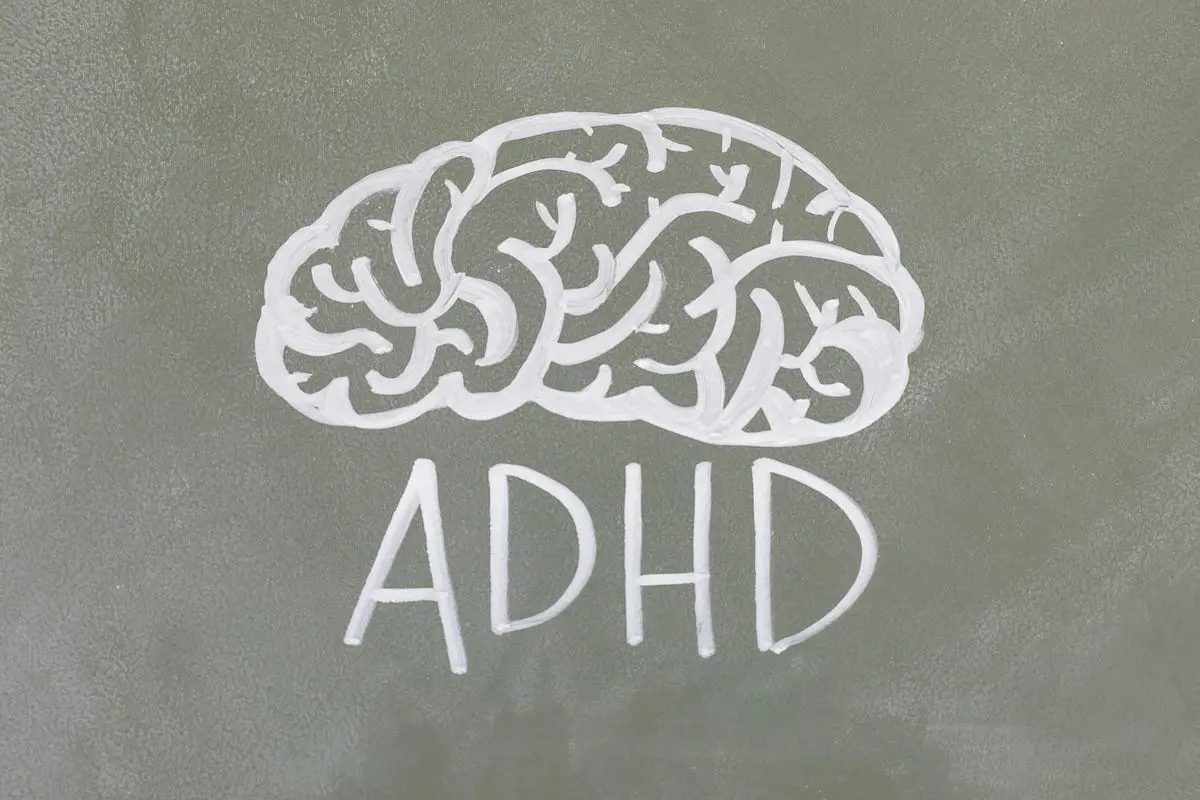 تصویر مفهومی ADHD و بیش‌فعالی در کودکان و بزرگسالان، نشان‌دهنده تمرکز و انرژی ذهنی