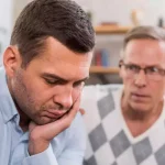 تصویر مفهومی بیش‌فعالی در بزرگسالان (ADHD در بزرگسالان) نشان‌دهنده تمرکز، انرژی ذهنی و مدیریت روزمره