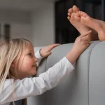 تصویر کودک اوتیستیک در حال استیمینگ و تکان دادن دست‌ها – استیمینگ در کودکان چیست