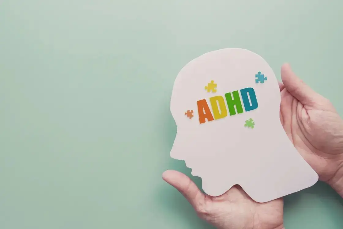 متخصصان روان‌شناس و روان‌پزشک در حال ارزیابی و تشخیص ADHD
