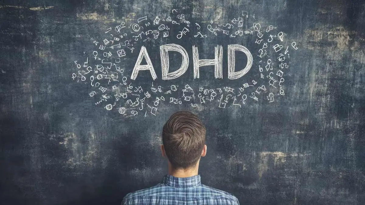 نشانه‌های رایج ADHD شامل مشکلات توجه، بیش‌فعالی و تکانشگری در کودکان و بزرگسالان