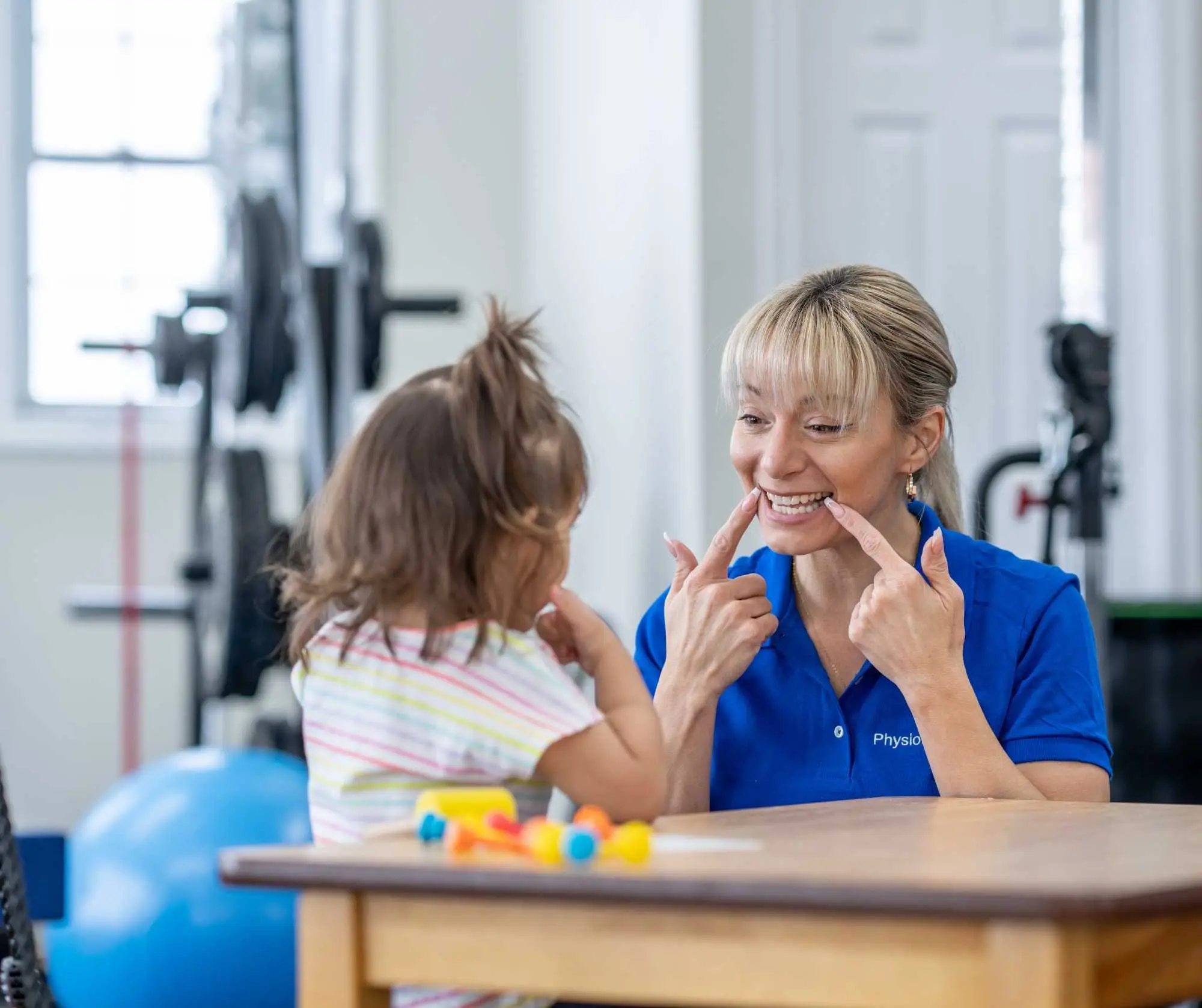 گفتاردرمانگر در حال آموزش کلمات به کودک