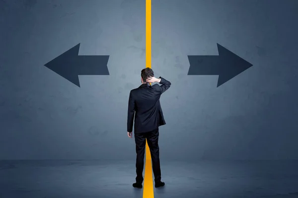 فرد مردد هنگام تصمیم‌گیری