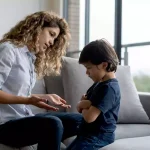 والدین آرام با کودک در حال یادگیری – تربیت بدون تنبیه و تقویت رفتار مثبت