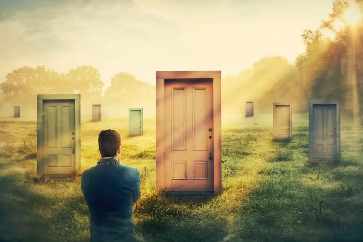 فرد مردد هنگام تصمیم‌گیری و تردید در انتخاب‌ها